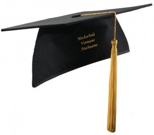 Stickerei SCHRIFTZUG Auf Doktorhut - Hauptansicht | COLLEGE FASHION