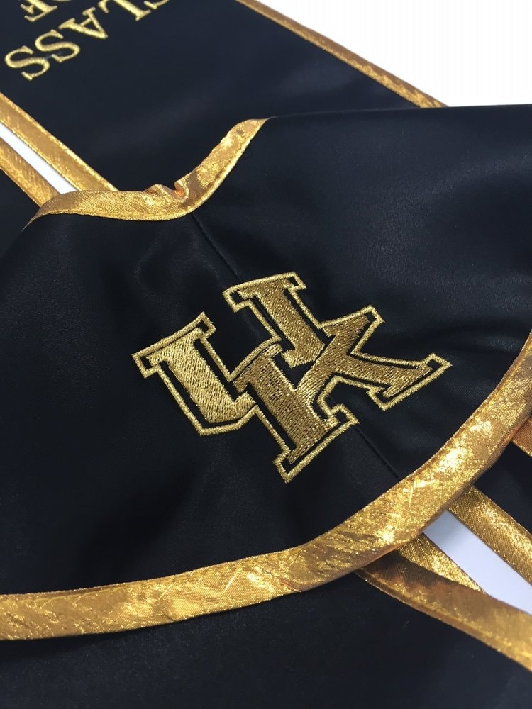 Stickerei LOGO Auf Sch�rpe - Hauptansicht | COLLEGE FASHION