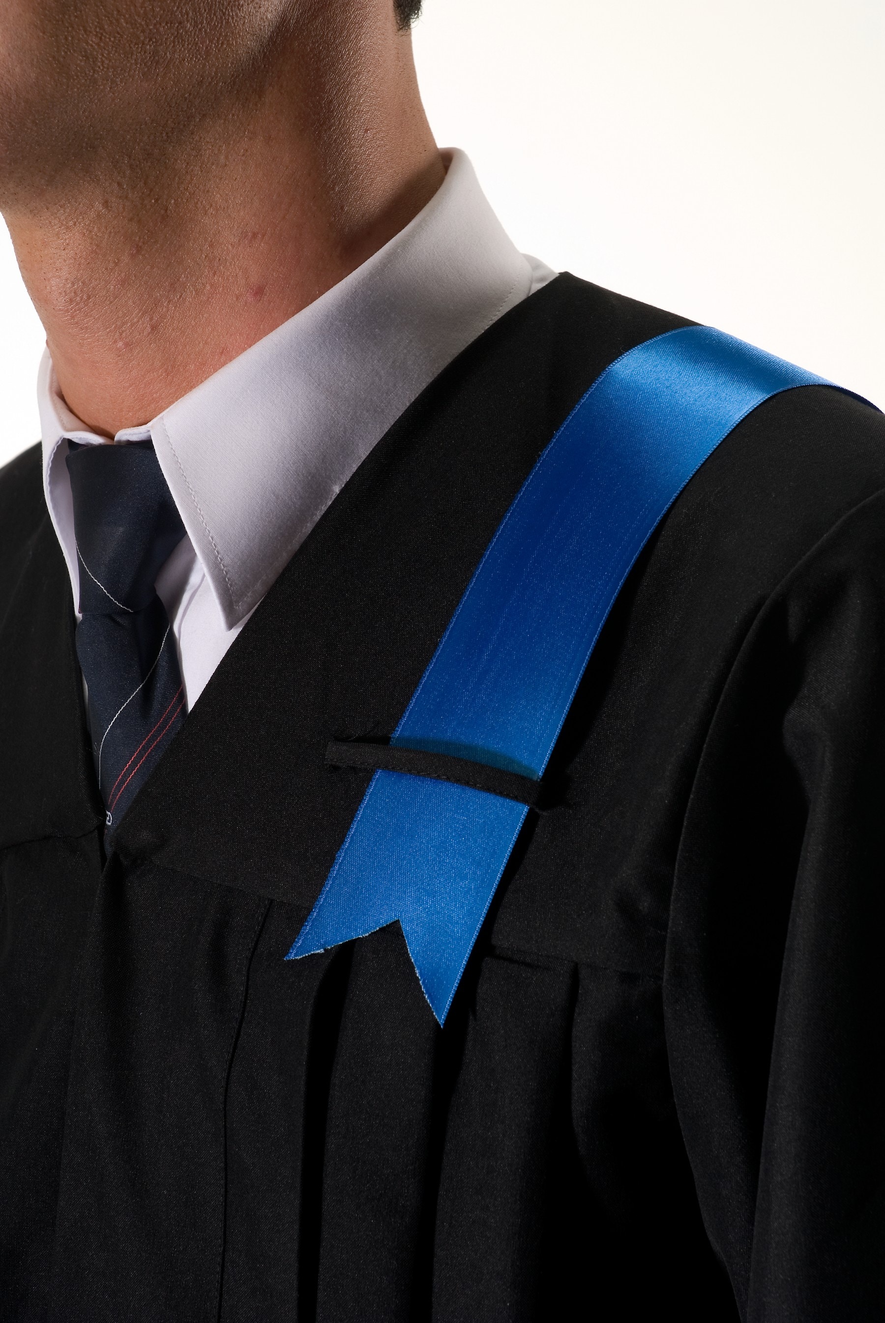 Banderole Detail – dekoratives Satinband am Ärmel eines ELEGANT Talars