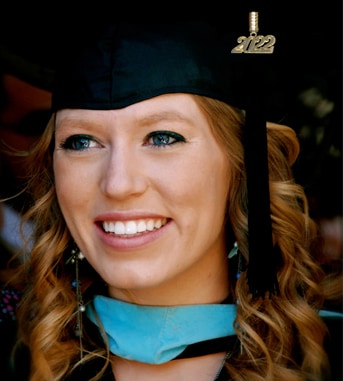 Absolventin mit Doktorhut bei der Graduierungsfeier