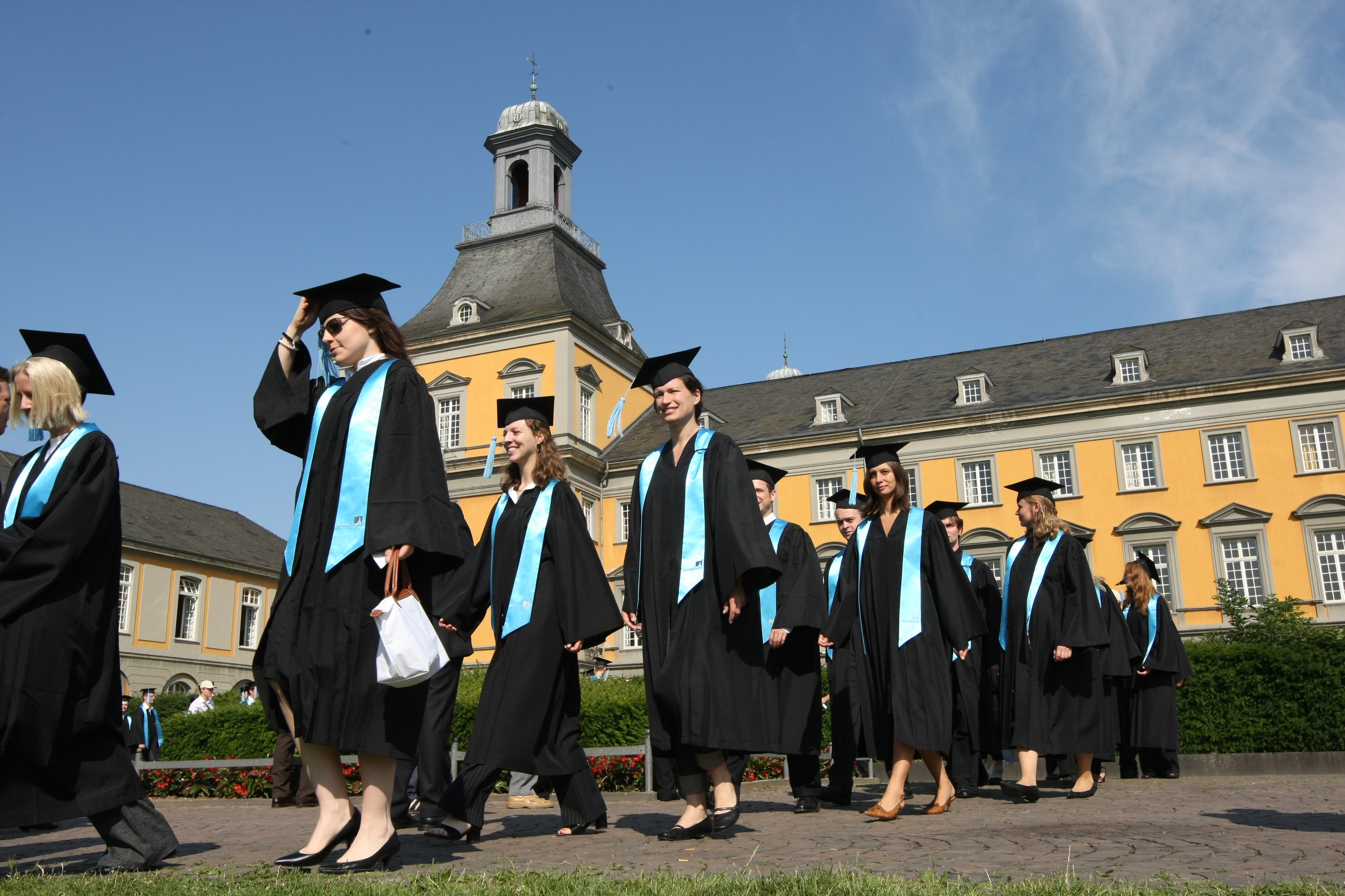 Absolventen der Universität Bonn in Talaren mit blauen Schärpen