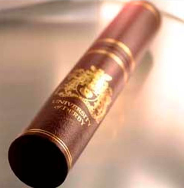 Zertifikatsrolle Detail – University of Derby mit Goldprägung