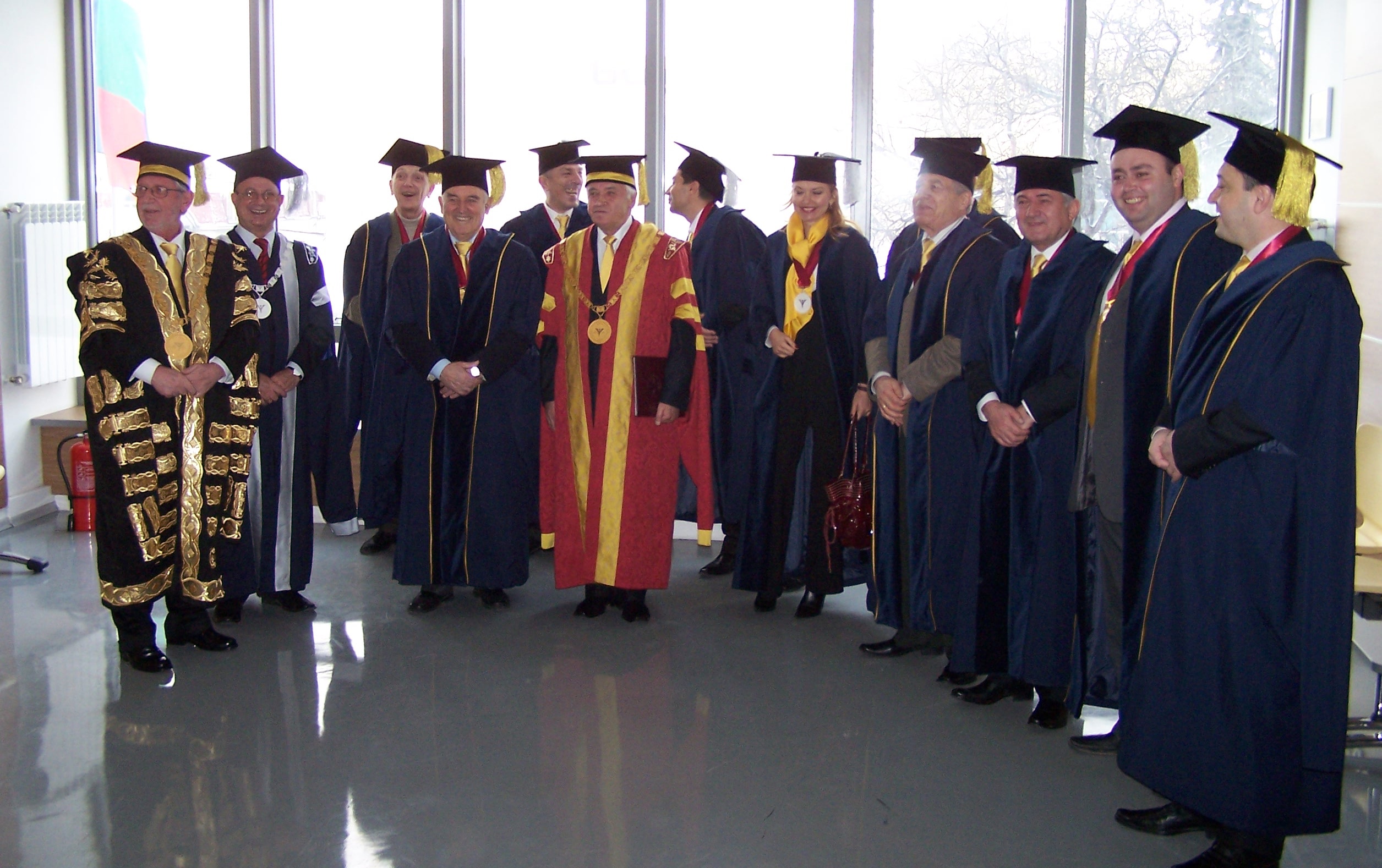 Akademische Feier in Sofia – Professoren und Absolventen mit goldenen Schärpen und Talaren