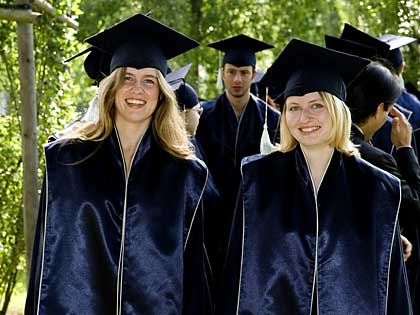 Zwei Absolventinnen mit eleganten Schärpen