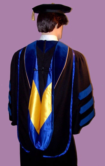 Akademischer Doktoren-Hood – blau-goldener Samt-Hood von hinten getragen