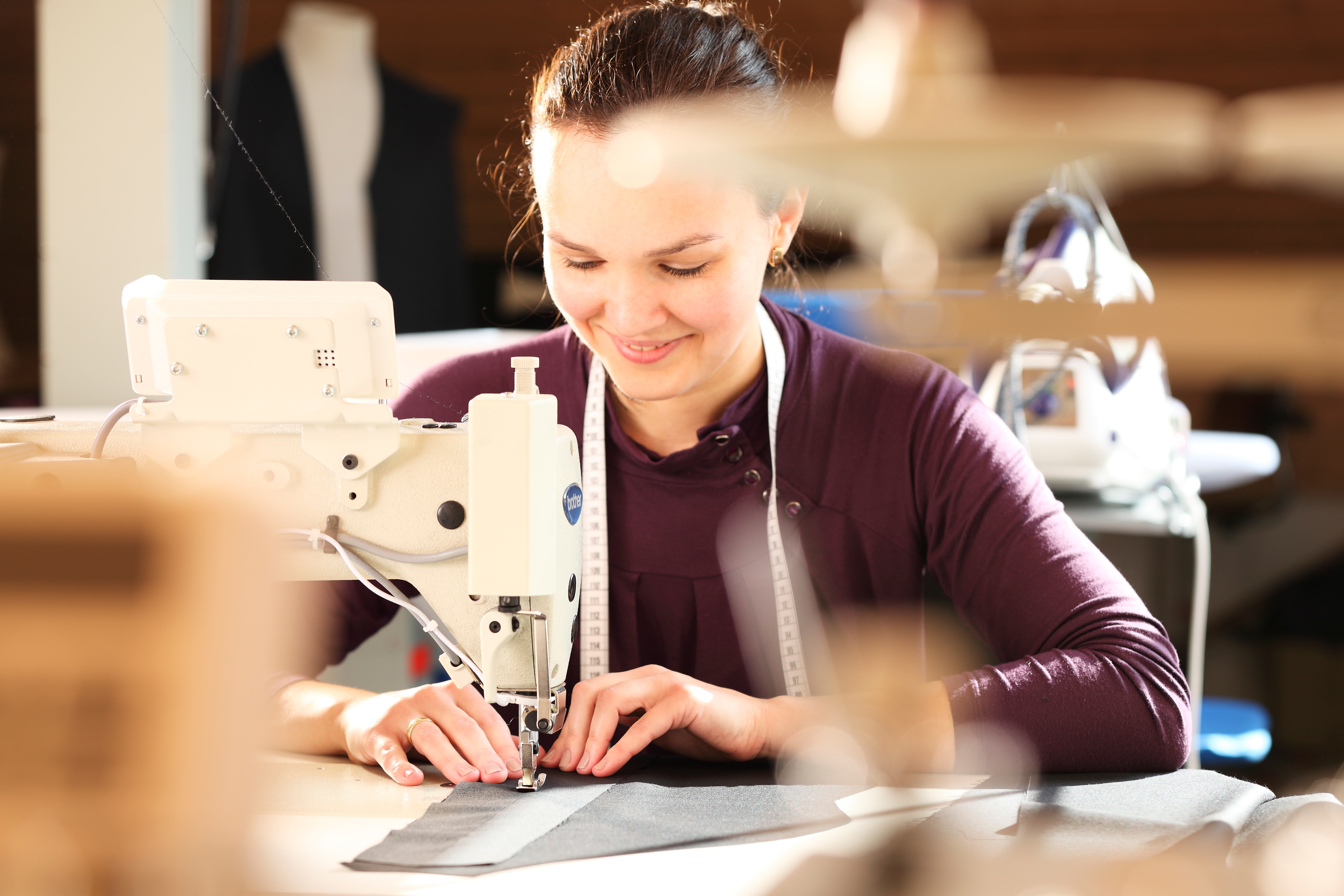 Schneiderin bei der Handarbeit – Qualität von College Fashion