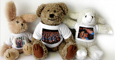 Drei Graduation Plüschtiere mit individuellen Abschlussfotos auf T-Shirts