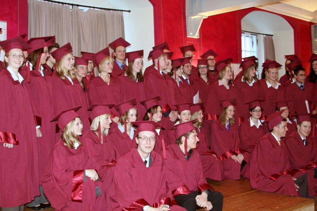 Berufsakademie Mosbach – Absolventen in akademischer Kleidung von College Fashion