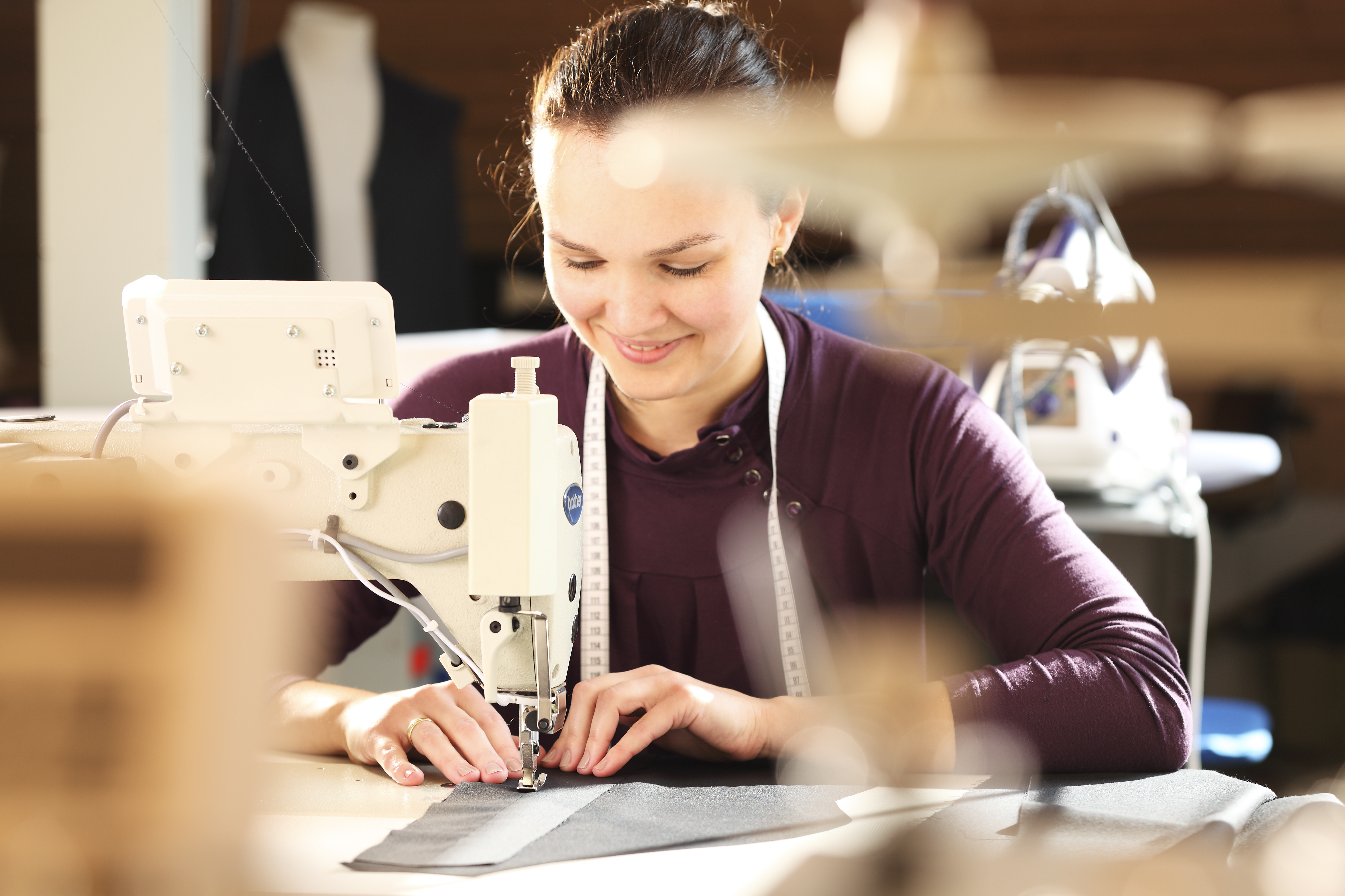 Schneiderin bei der Handarbeit – Manufaktur Bavaria Qualitätsgarantie
