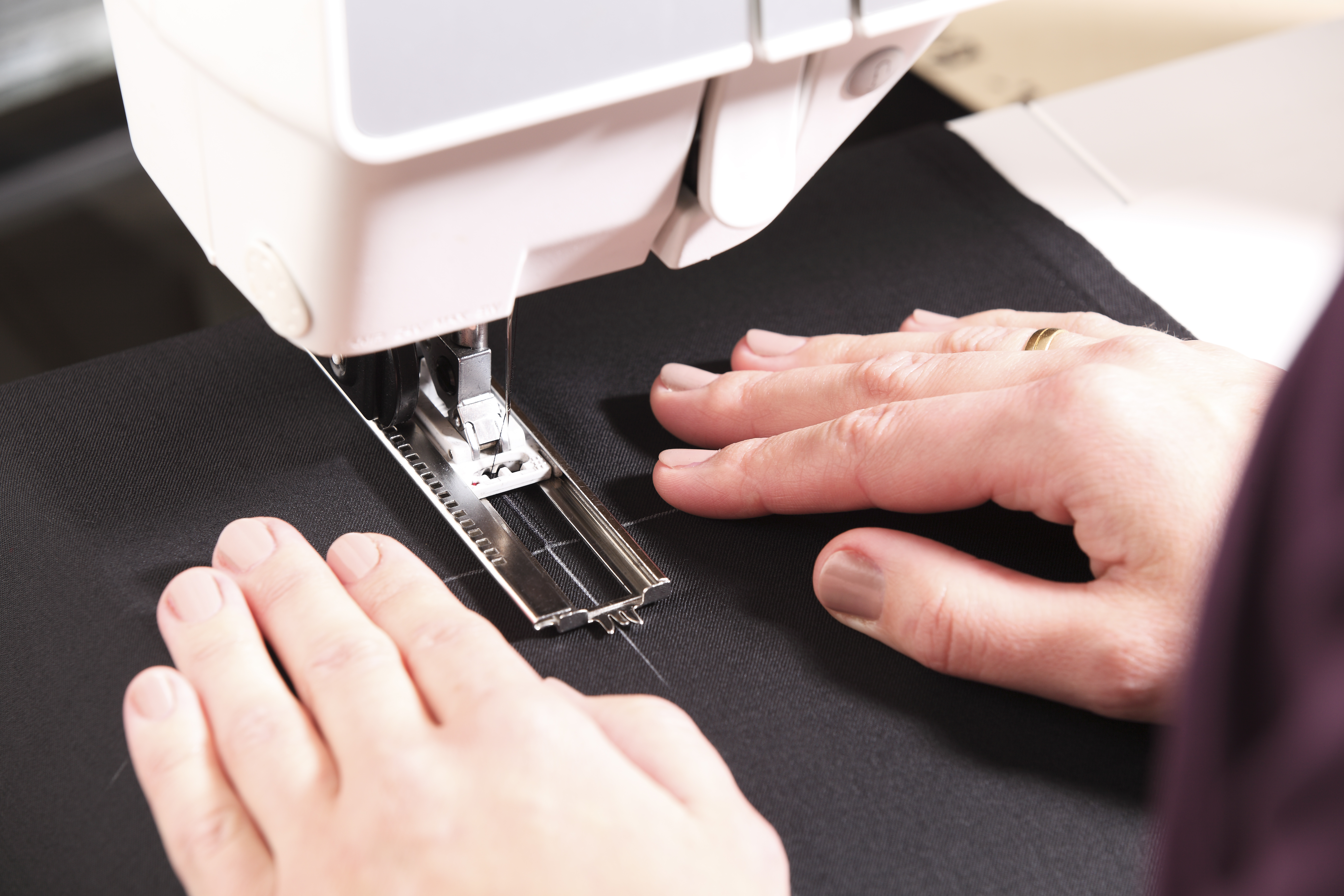 Handarbeit an der Nähmaschine – präzise Fertigung akademischer Kleidung