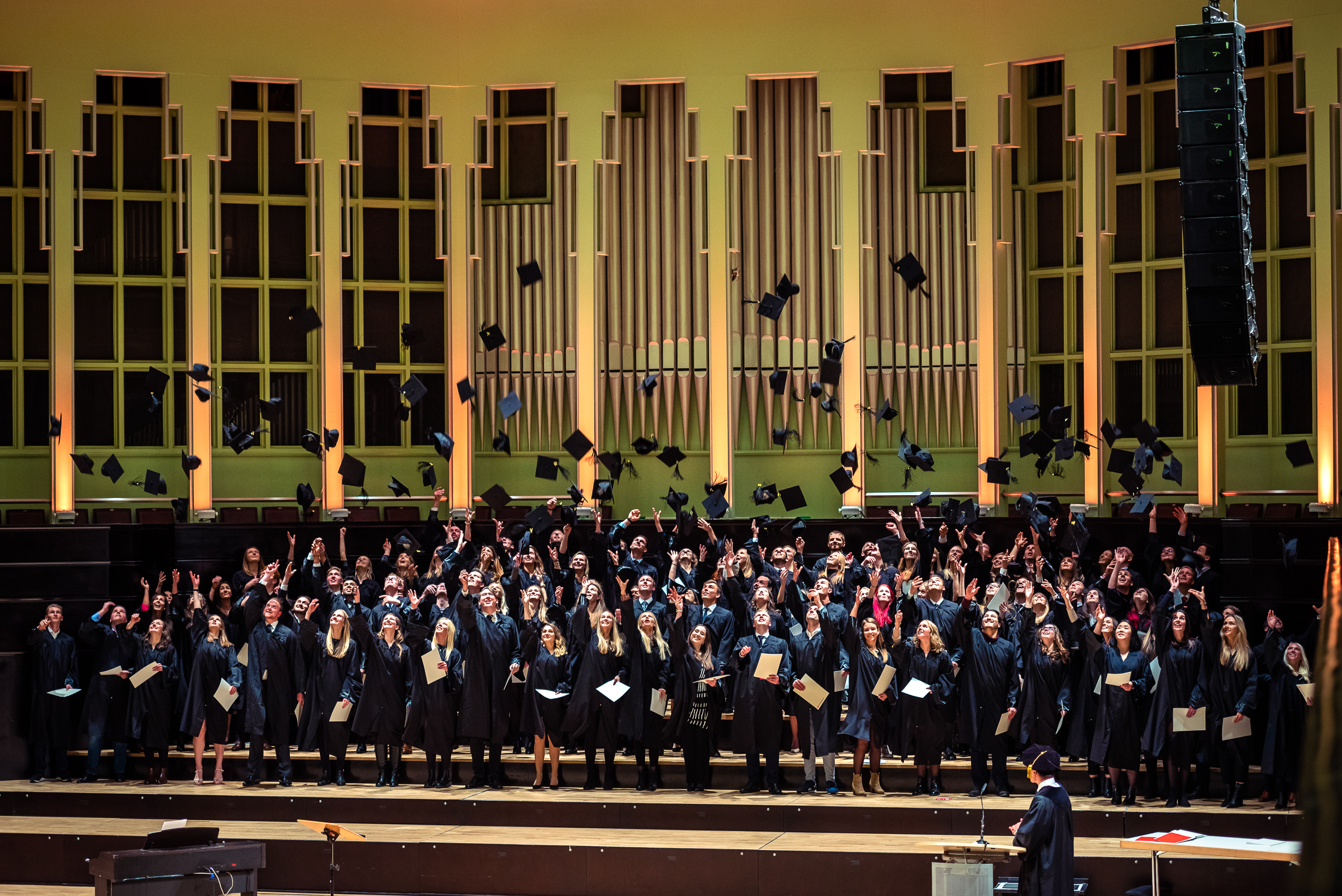 Absolventenfeier – Doktorhüte fliegen in die Luft, akademische Kleidung von College Fashion